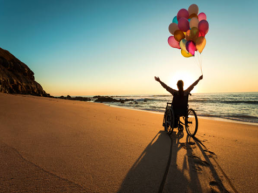 Persona disabile sulla spiaggia