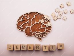 Immagine di un cervello composto con tessere di un puzzle