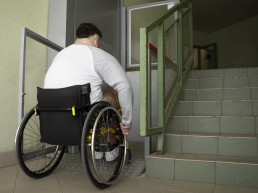 Immagine disabile su sedia a rotelle