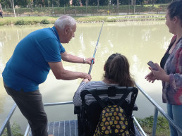 Immagine piattaforme per la pratica di pesca per bambini e ragazzi con disabilità